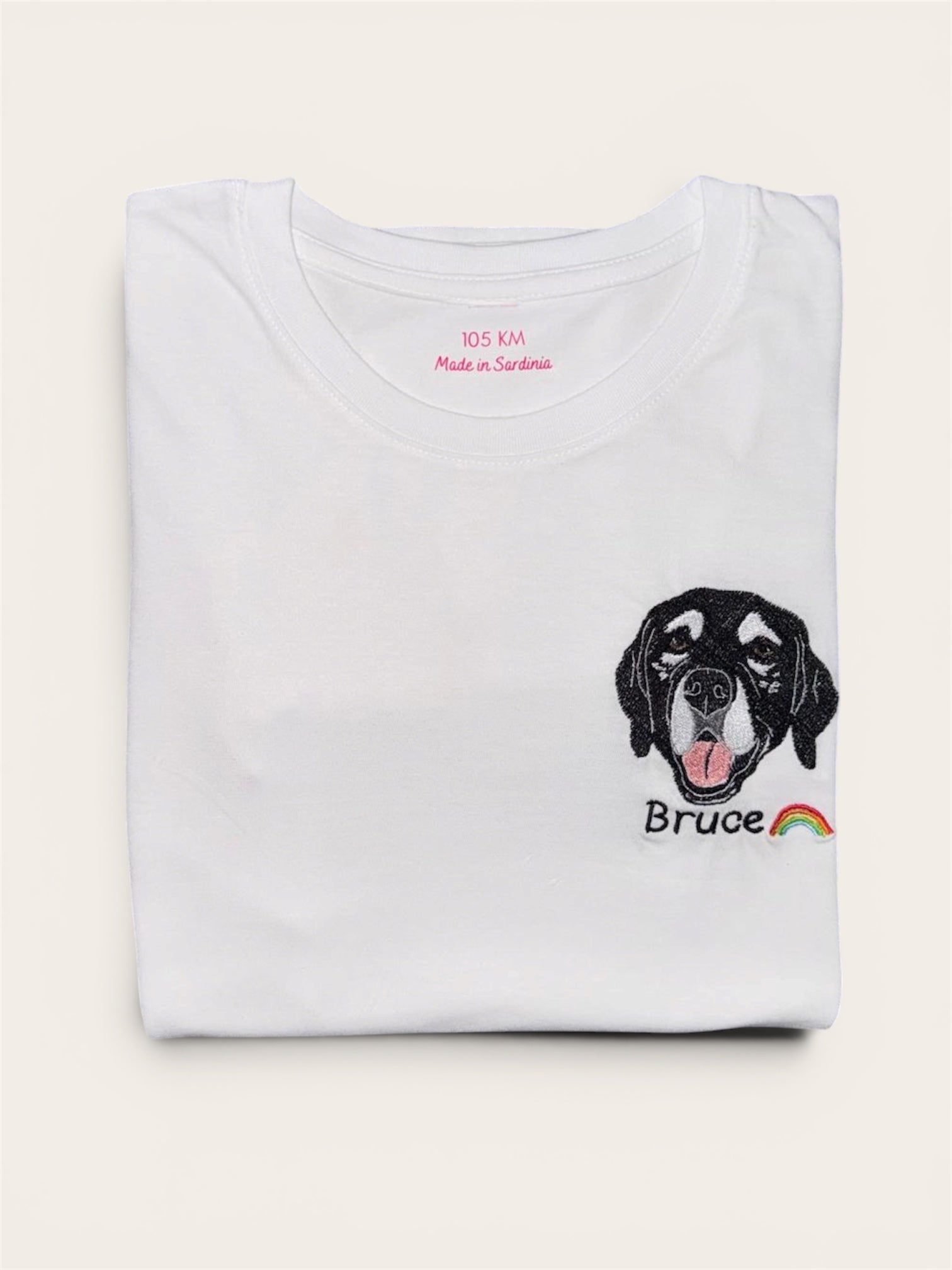 T-shirt con un soggetto con ricamo pieno