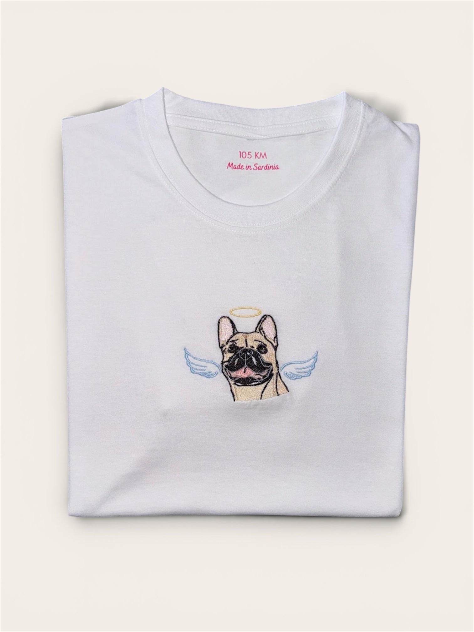 T-shirt con un soggetto con ricamo pieno